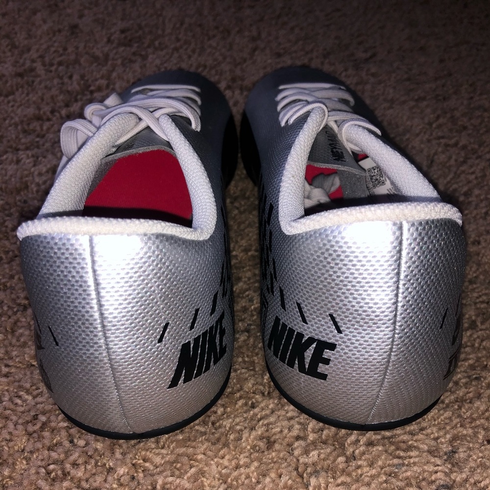 Nike soccer cleats - Picture 4 of 4